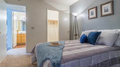 Canyon creek spacious bedroom with bathroom and nice lighting